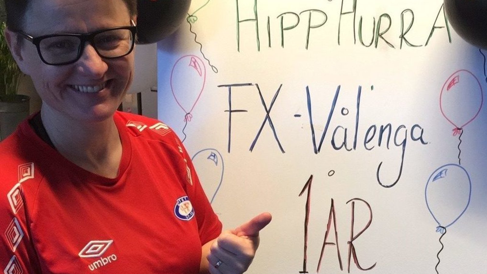 Monica Knudsen gratulerer vår nyeste samarbeidspartner med 1 årsdagen. Foto: Vålerenga Fotball