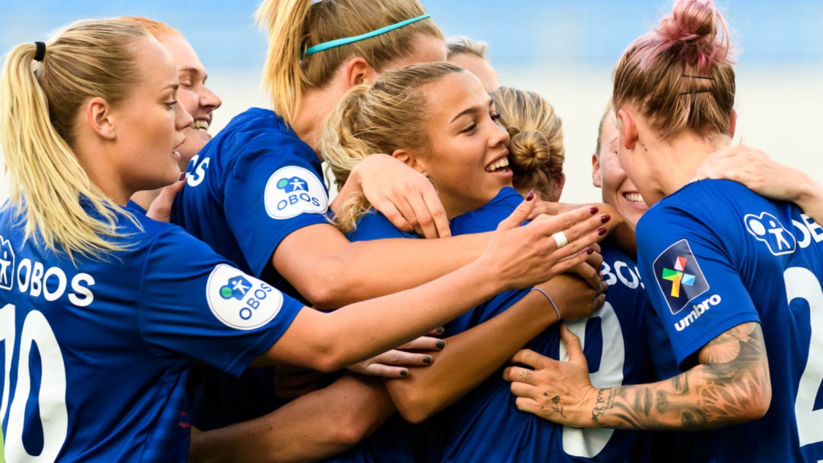 Vålerenga jentene jubler etter Natasha Dowies 3-0 scoring. Foto: Morten Mitchell Larød / Sportfoto