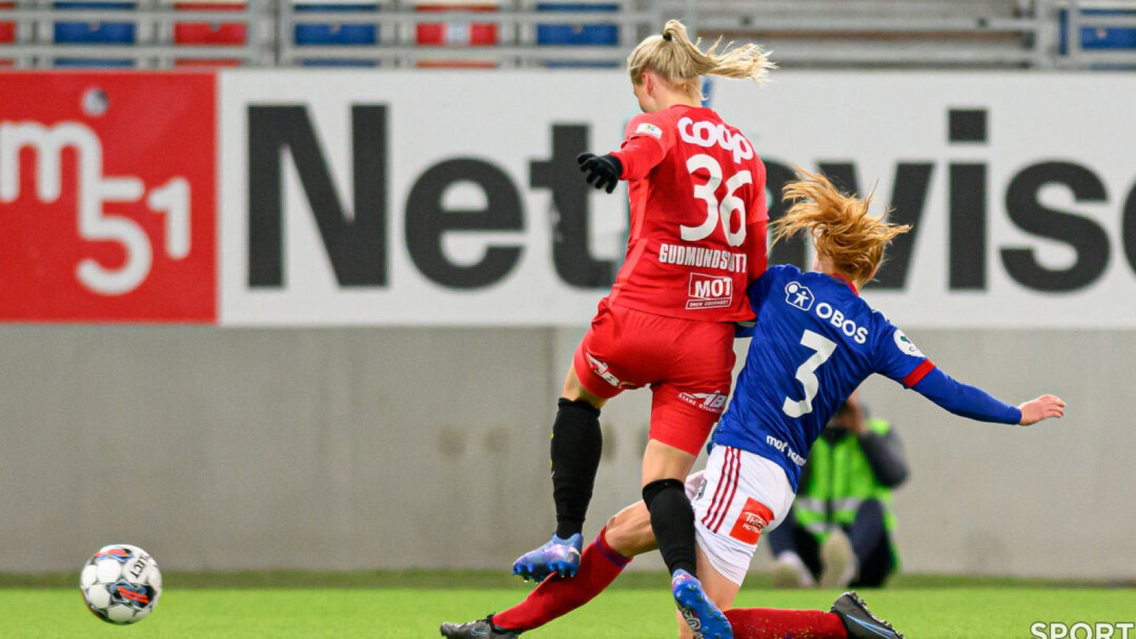 Stine Ballisager Pedersen i duell med en Brann-spiller i mars Foto: Morten Mitchell Larød / SPORTFOTO