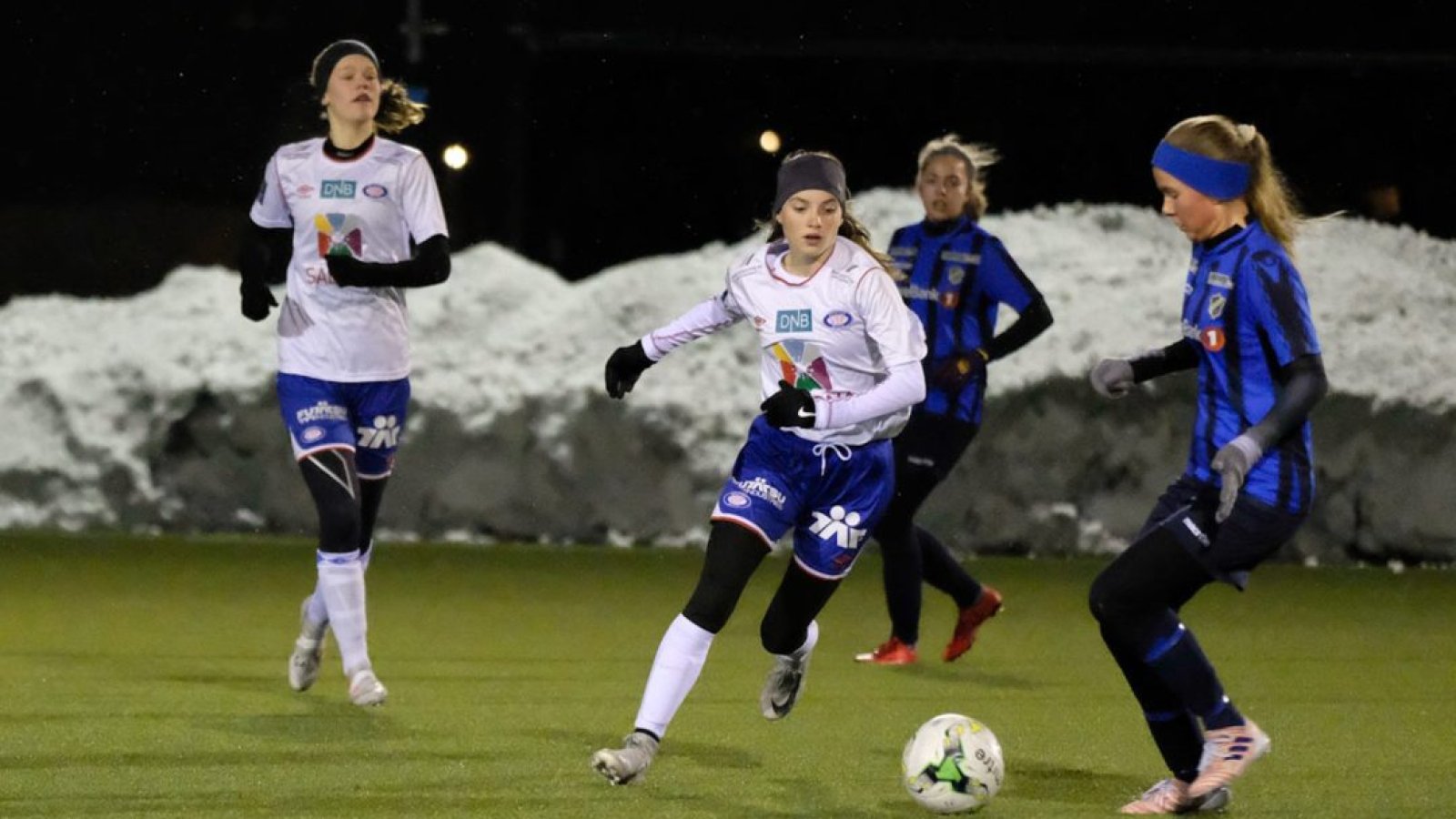 Marit Emaus Flaa og Silje Fjeldstad møtte et sterkt og godt organisert Stabæk-forsvar. Foto: Morten Mitchell Larød