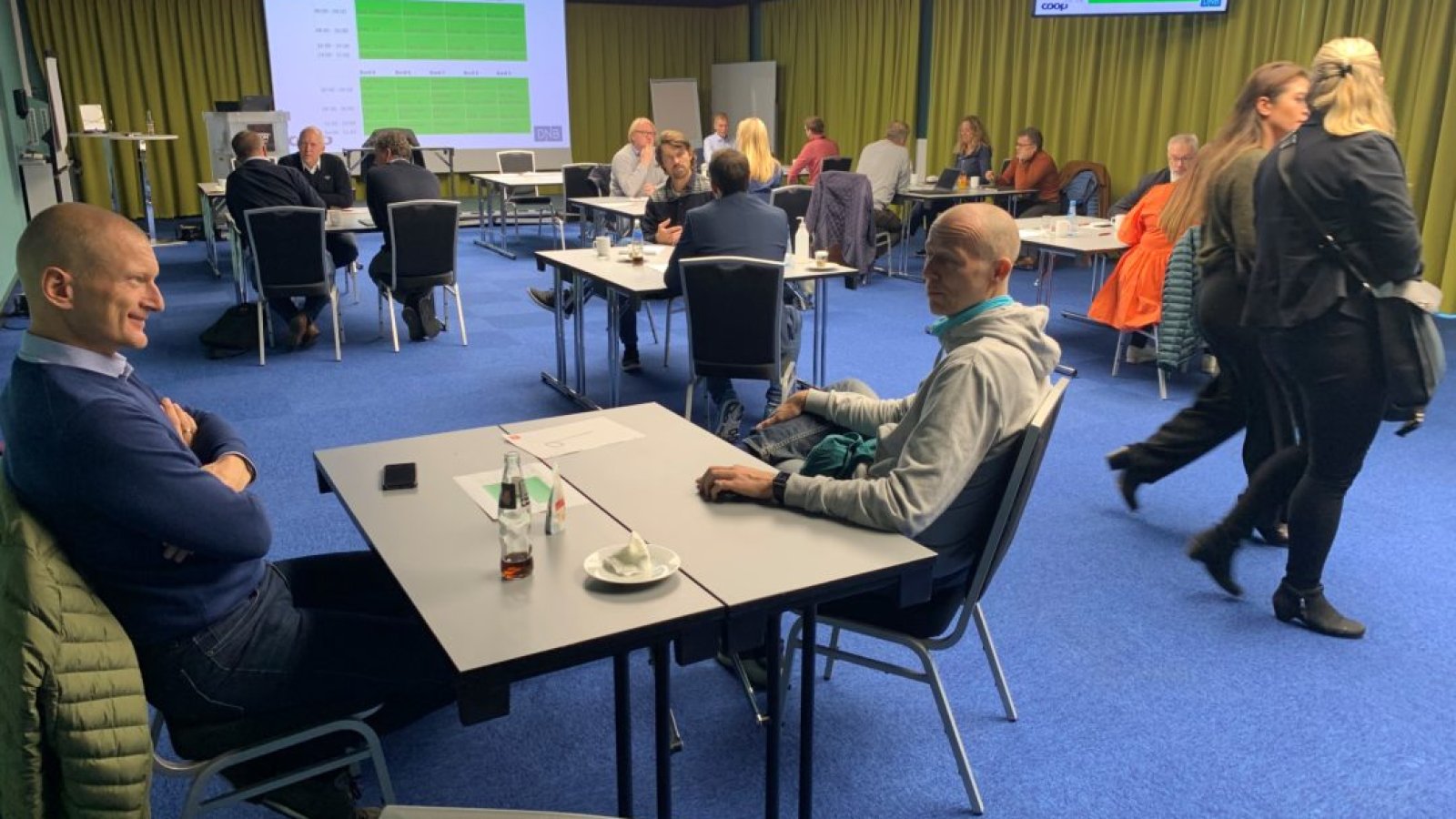 Gode samtaler under høstens første partnerfrokost.