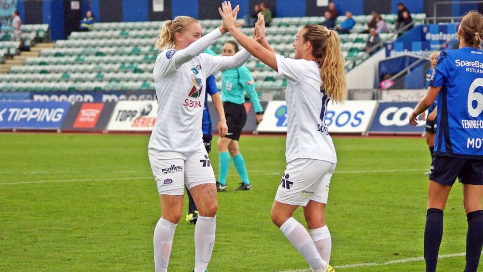 Ingrid Schjelederup jubler med Marie Markussen over scorningen. Foto: Kenneth Berger