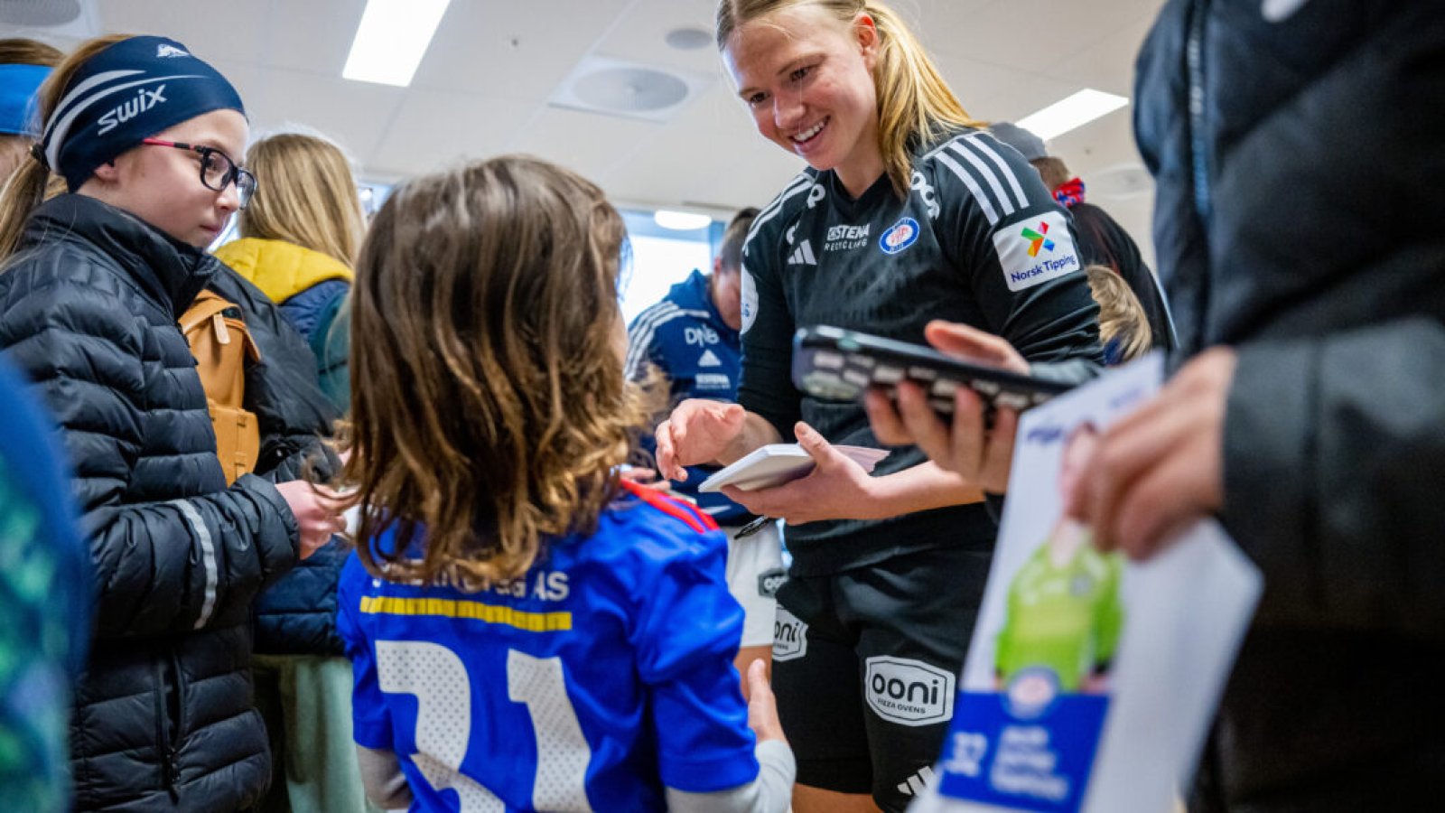 230415 Goalkeeper Jalen Tompkins of Vålerenga with fans after the Toppserien football match between Vålerenga and Avaldsnes on April 15, 2023 in Oslo. Photo: Vegard Grøtt / BILDBYRÅN / kod VG / VG0438