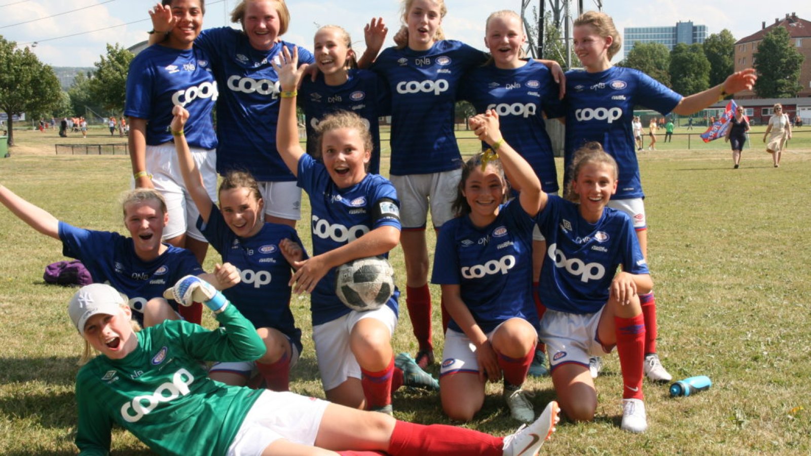 Jentene jubler etter gruppeseier