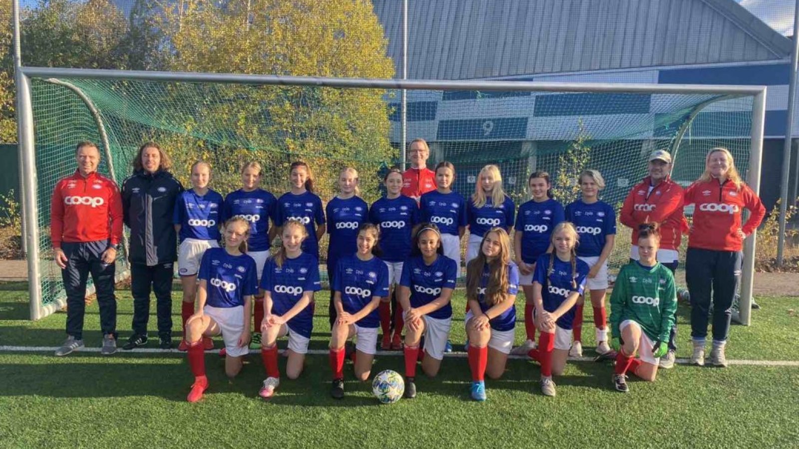 Bak f.v. Per-Christian Fribø, Agron Baftiari, Lisa Rønning Dreyer, Elida Næss Sætre, Eina Chevro, Rakel Johanne Løfsgaard, Josefine Klokk-Egeland, Morten Wickstrøm (bak), Anine Frilles, Amanda Sir-Halland, Sofia Jahrmann, Emily Hjelm Haavik, Lars Lillehagen og Åsil Rønning Foran f.v. Sofia Haugsrud Fribø, Lucia Linnea Nessjøen, Tara Singer-Djahromi, Sara Hansen, Hanna Baftiari, Jenna Christiane Lillehagen og Miriam Stamnæs-Røising Fraværende: Amanda Sikela