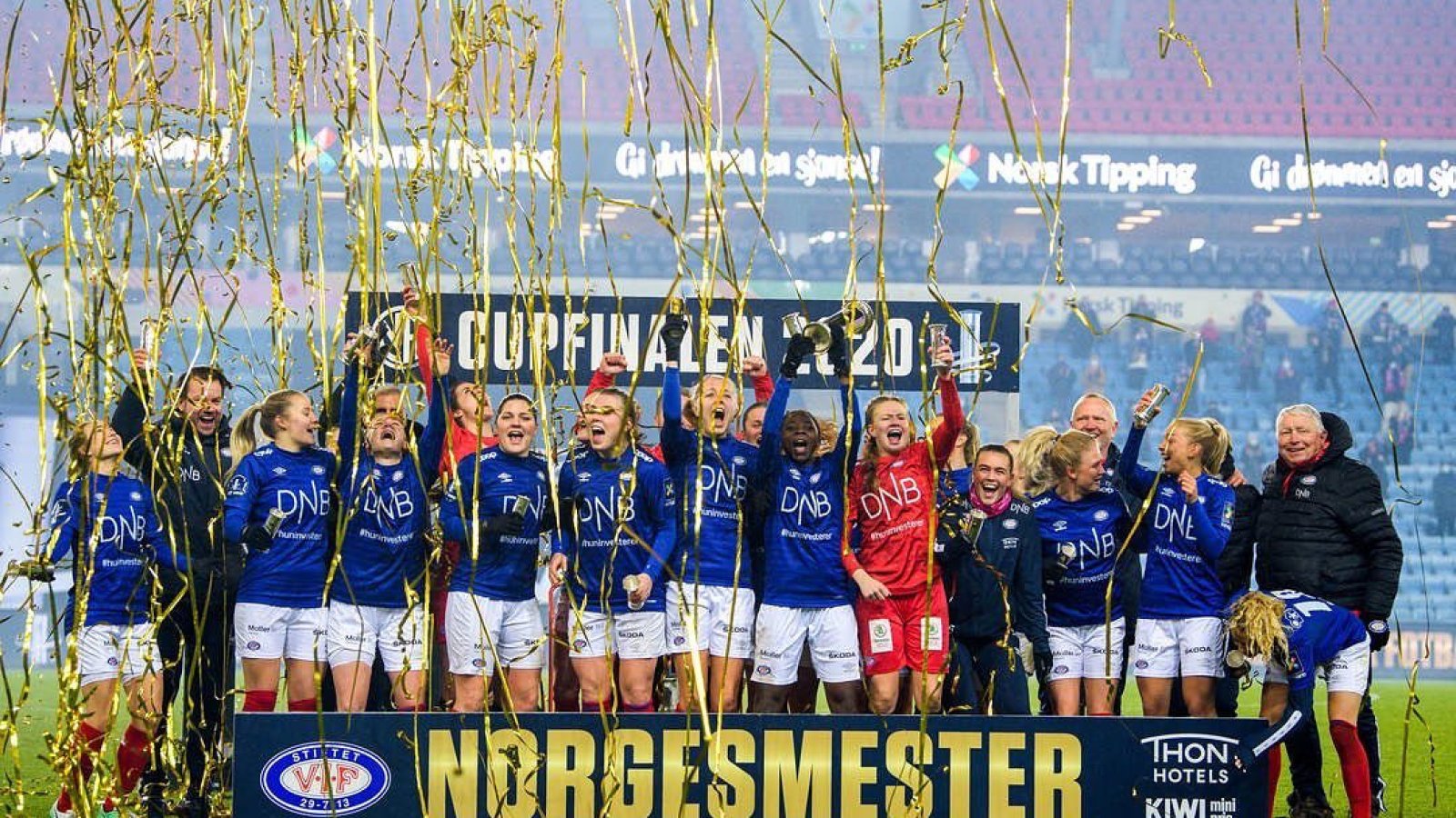 Vålerenga feirer fjorårets cupgull. Foto: Bildbyrån