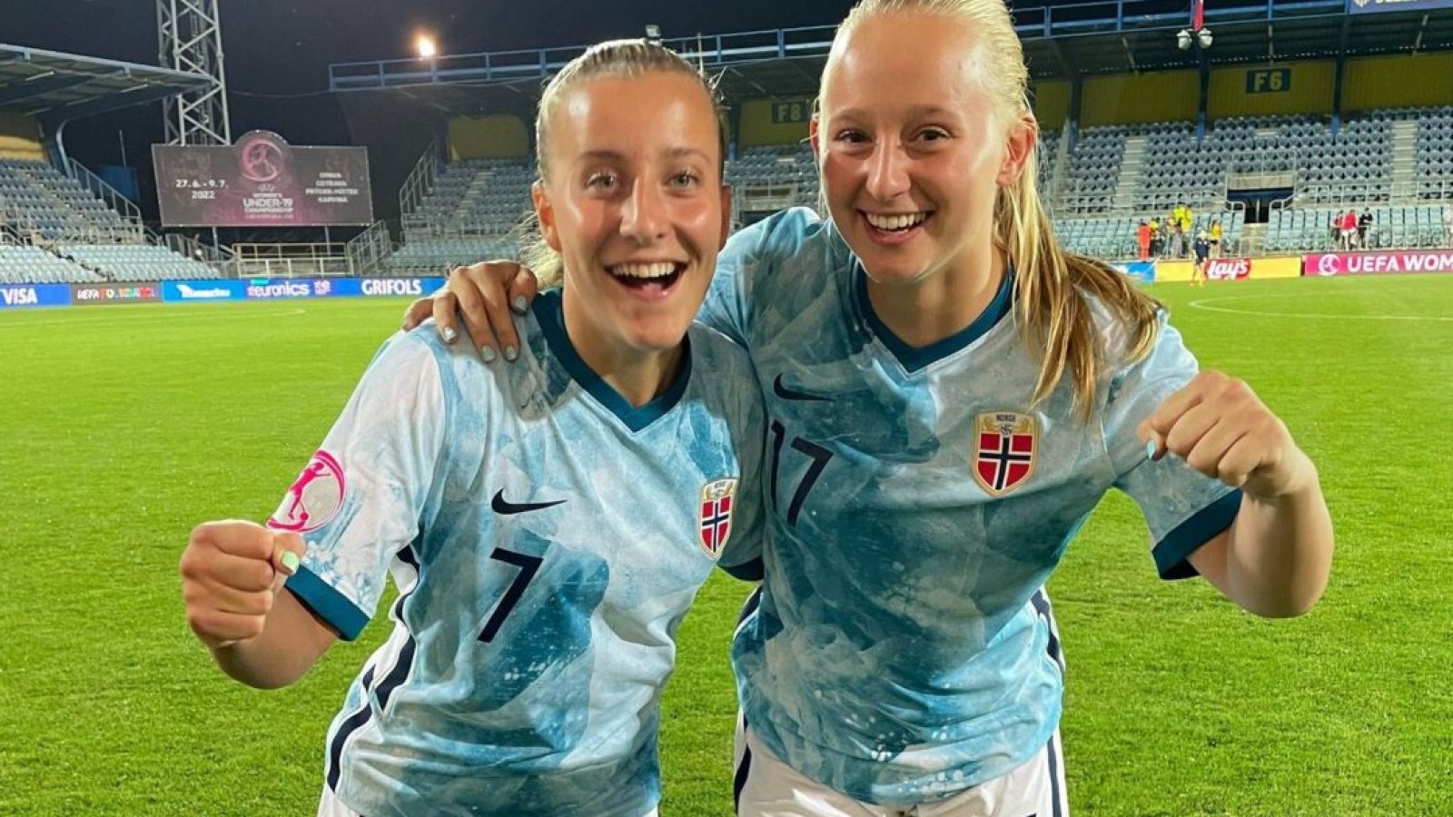 Stine Brekken og Emma Iversen etter seieren over Sverige i J19-EM.