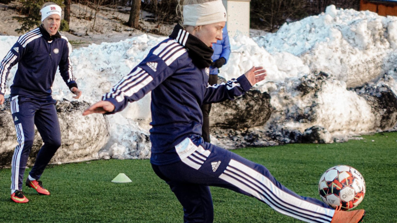 Høyt tempo på Vålerenga trening. Foto: Fredrik Bergo