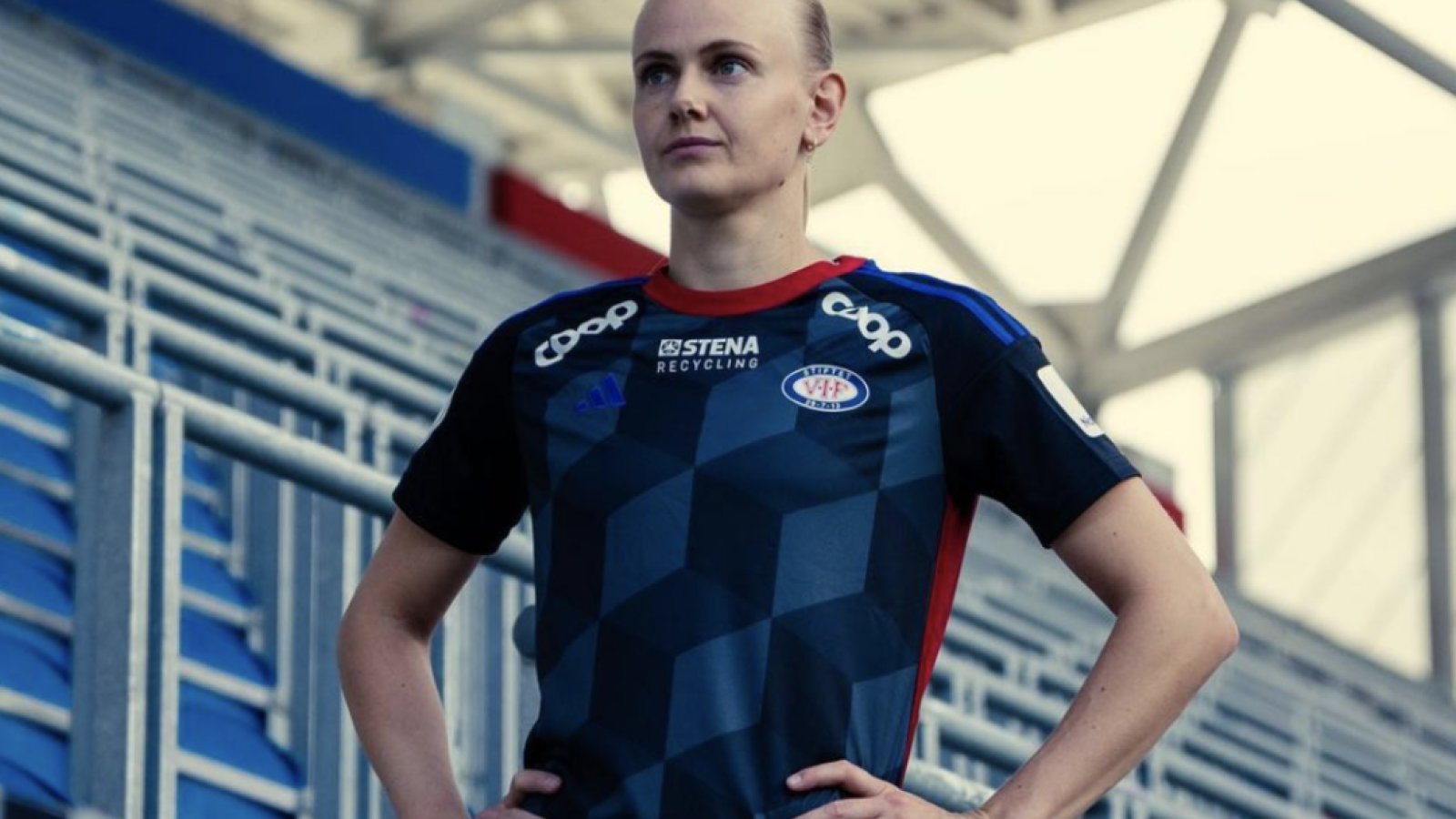 Karina Sævik iført Vålerengas 3. drakt for 2023. Foto: Vålerenga Fotball