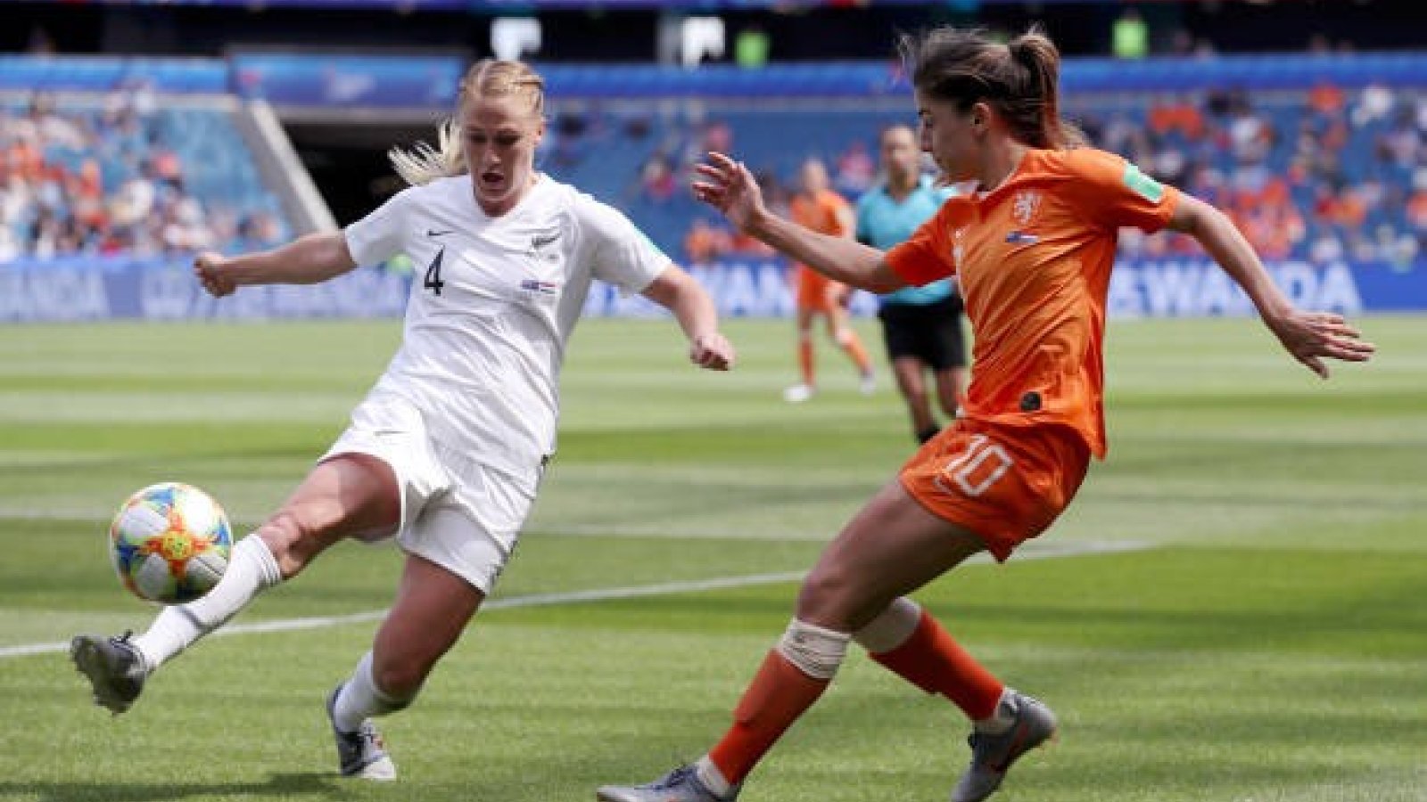 CJ Bott i aksjon mot Nederland under fotball-VM.