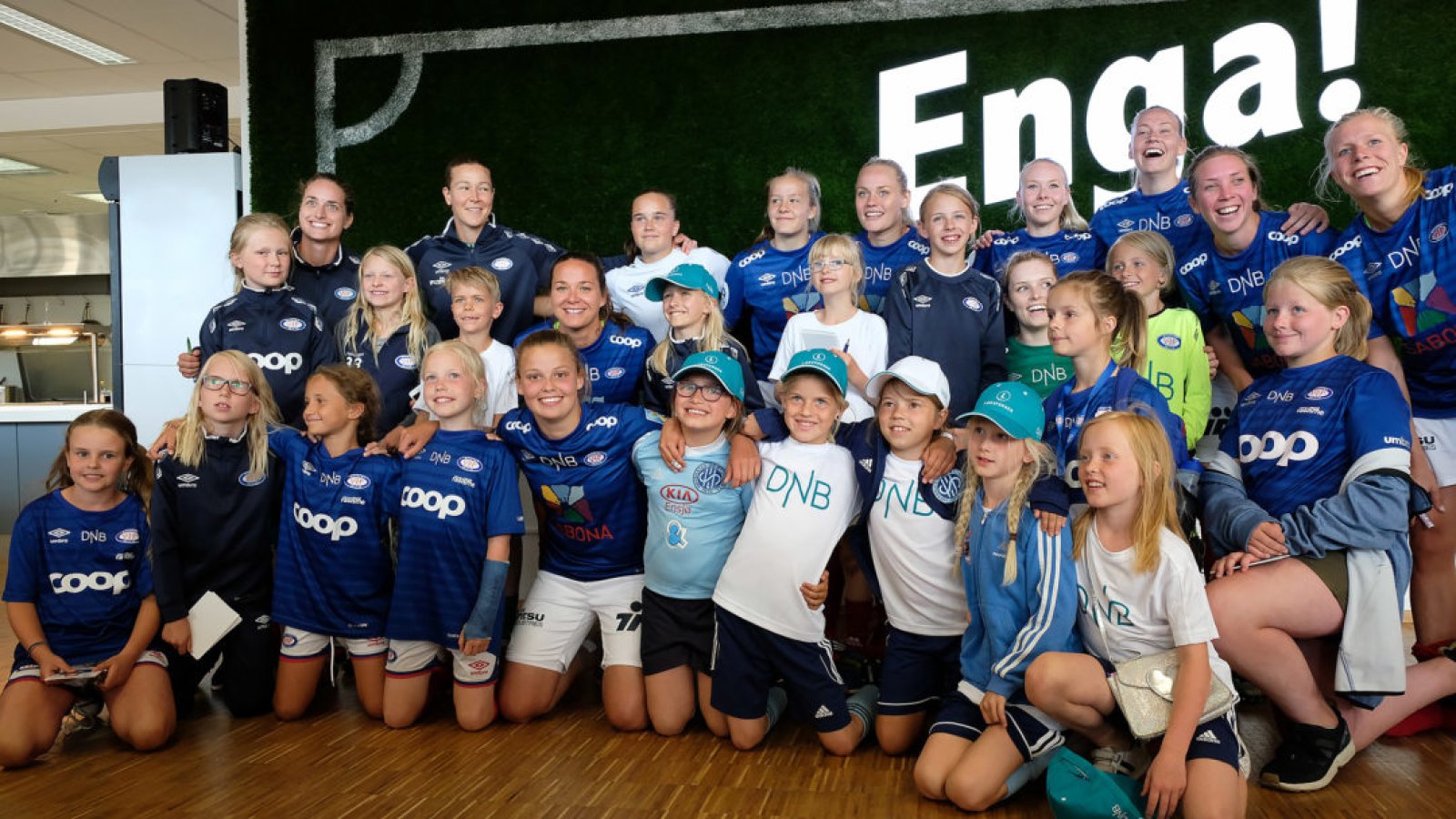 Møt A-lagsspillerne etter kampen. Foto: Sportfoto