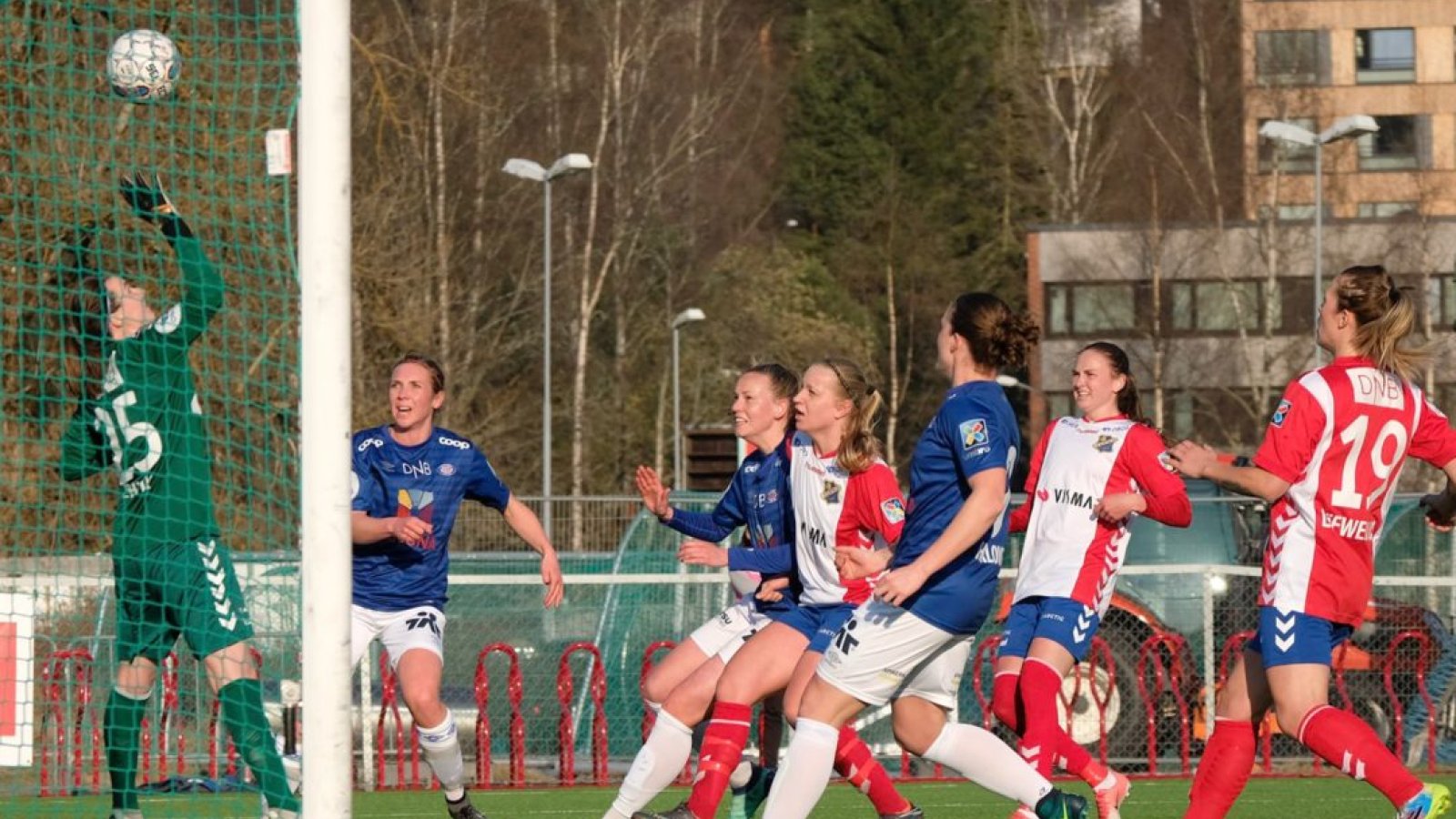 Stine Reinås ga VIF ledelsen 1-0 under vårens oppgjør