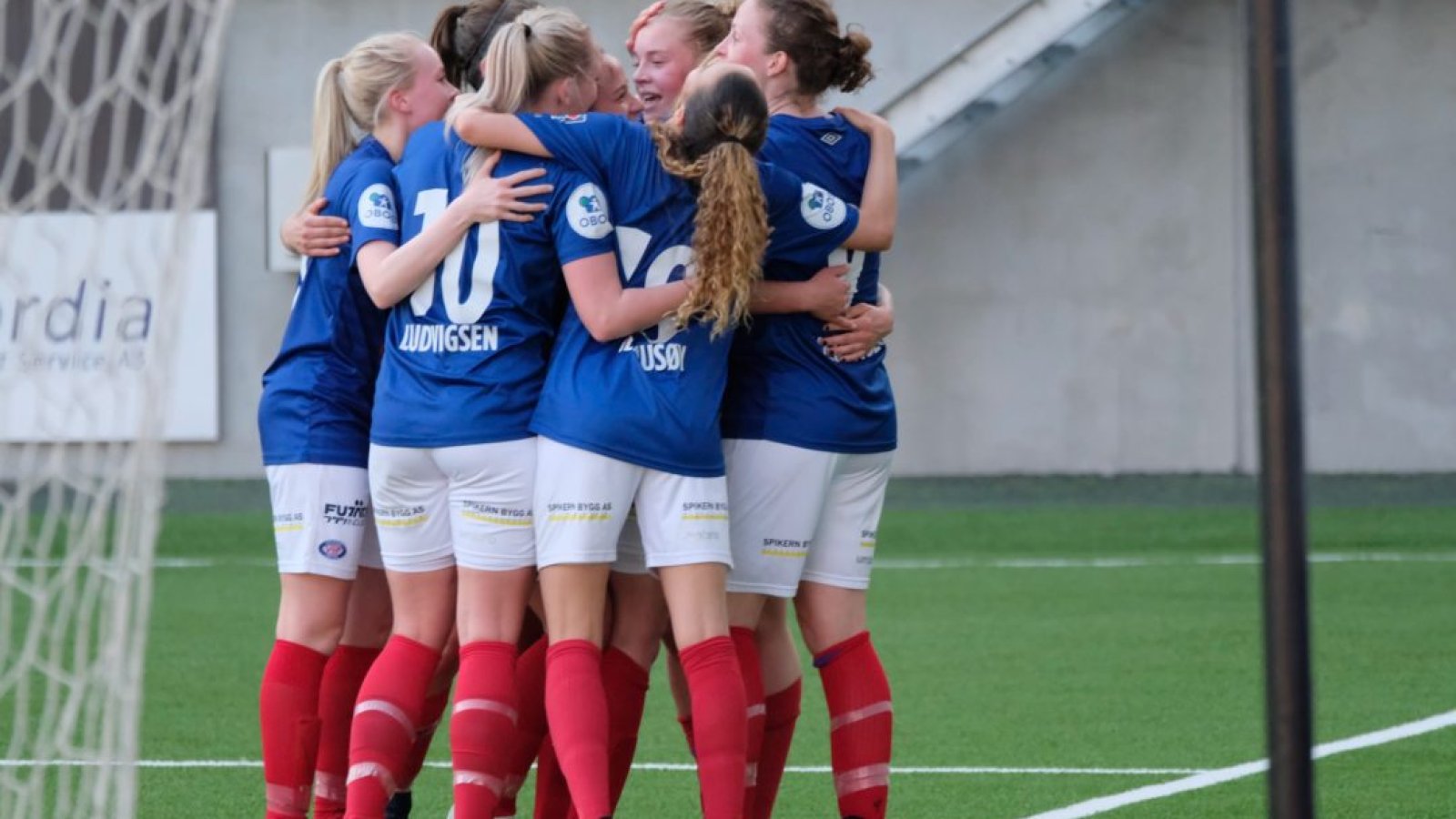 Vill glede etter det siste og avgjørende 3-2-målet 2 minutter på overtid. Foto: Morten Mitchell Larød