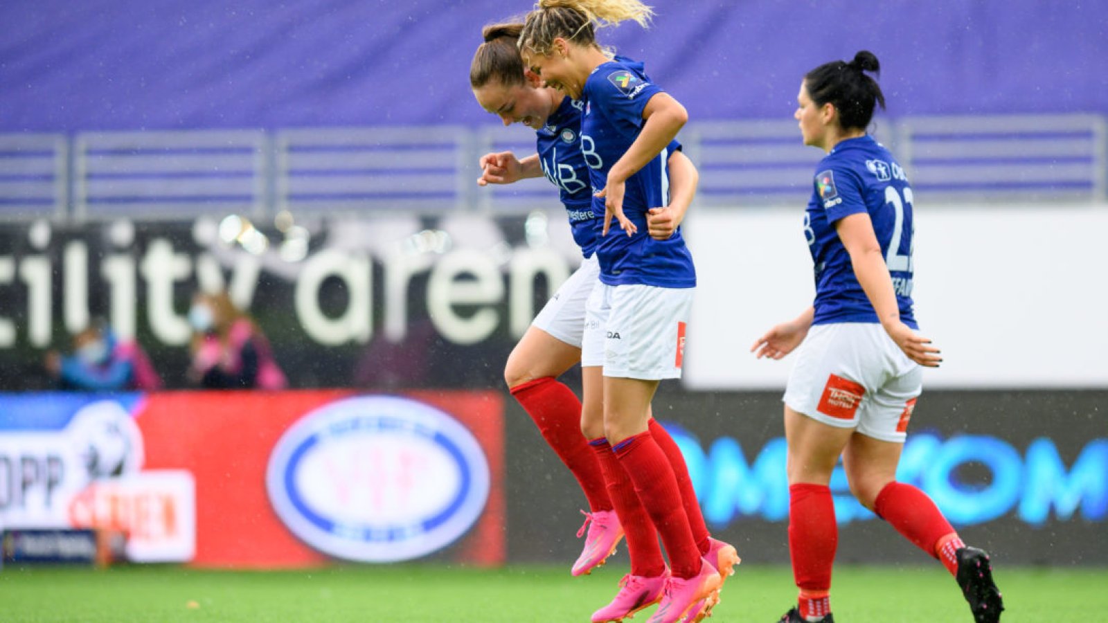 Celin Bizet Ildhusøy og Janni Thomsen feirer etter 4-1 scoringen. Foto: Morten Mitchell Larød / SPORTFOTO
