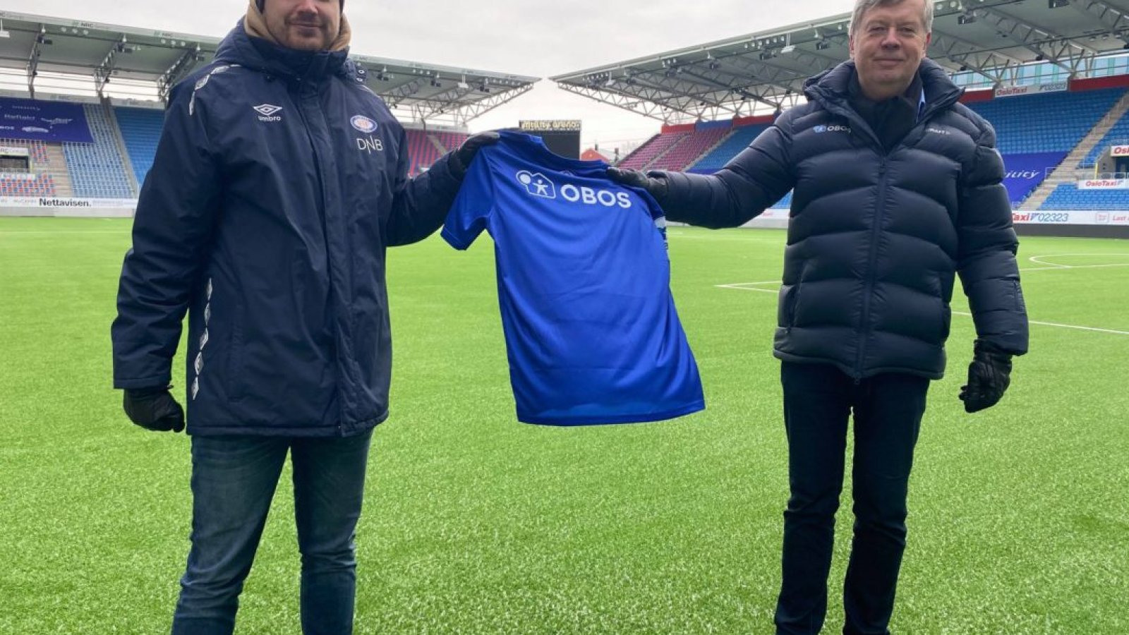 Vi skal ha OBOS i ryggen i tre nye år. Fra venstre: Jens August Dalsegg og Åge Pettersen (OBOS) Foto: VIF Media.