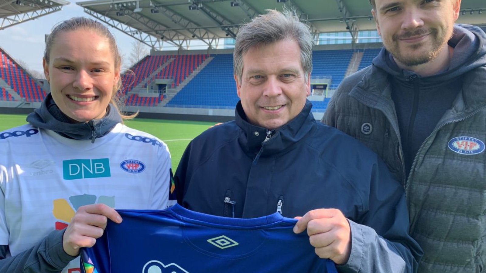 Andrine Tomter, Eddie Chr. Thomas og Jens A. Dalsegg stråler over at Vålerenga Fotball har "OBOS i ryggen". Foto: Vålerenga Fotball