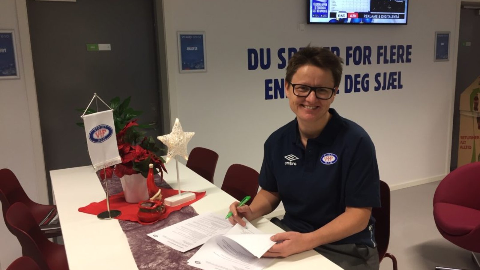 Monica Knudsen undertegner kontrakten som strekker seg ut 2020-sesongen. Foto: Vålerenga Fotball