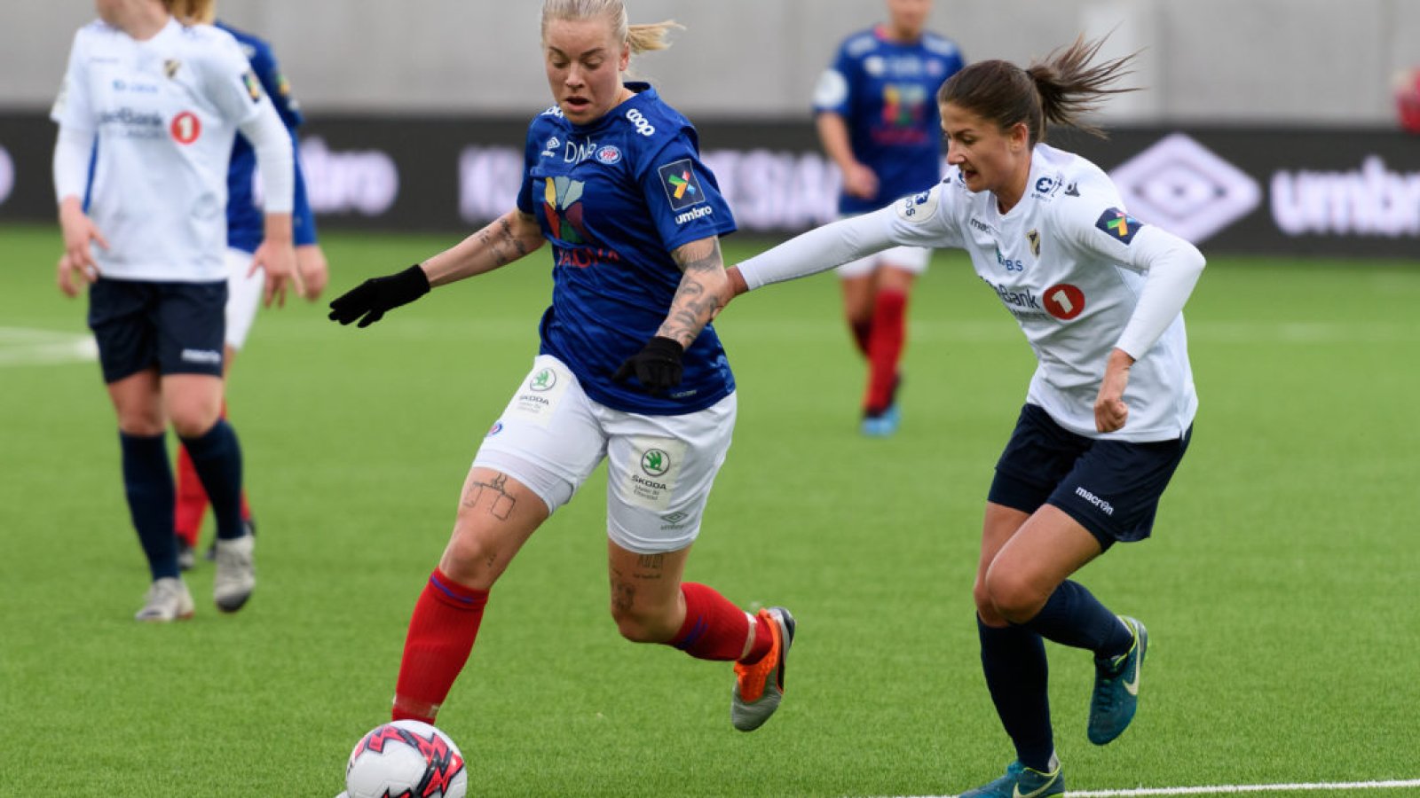 Marie Dølvik forserer en Stabæk-forsvarer. Foto: Morten M. Larød / Sportfoto