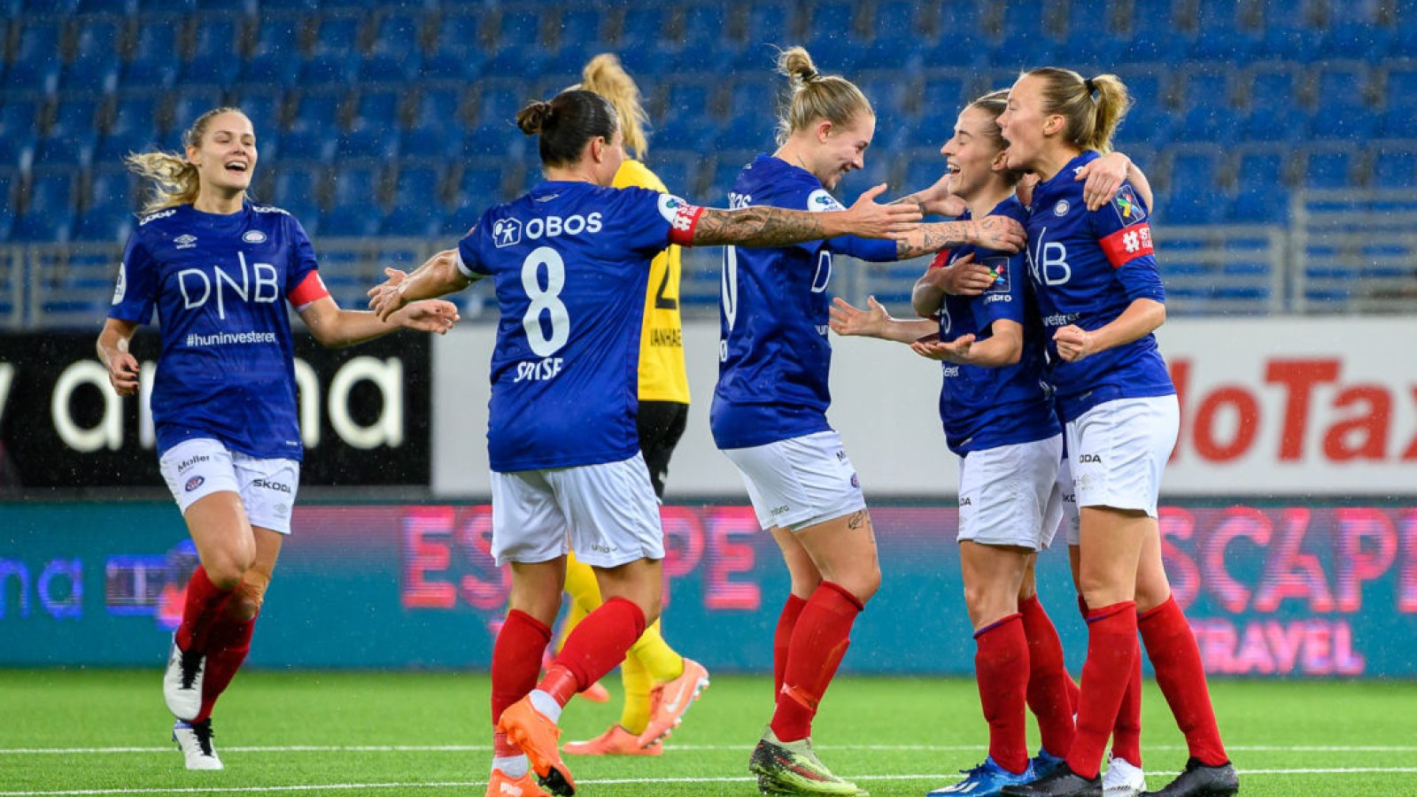 Spillerne jubler etter Sigrid Heien Hansens 2-0 scoring. Foto: Morten Mitchell Larød / SPORTFOTO