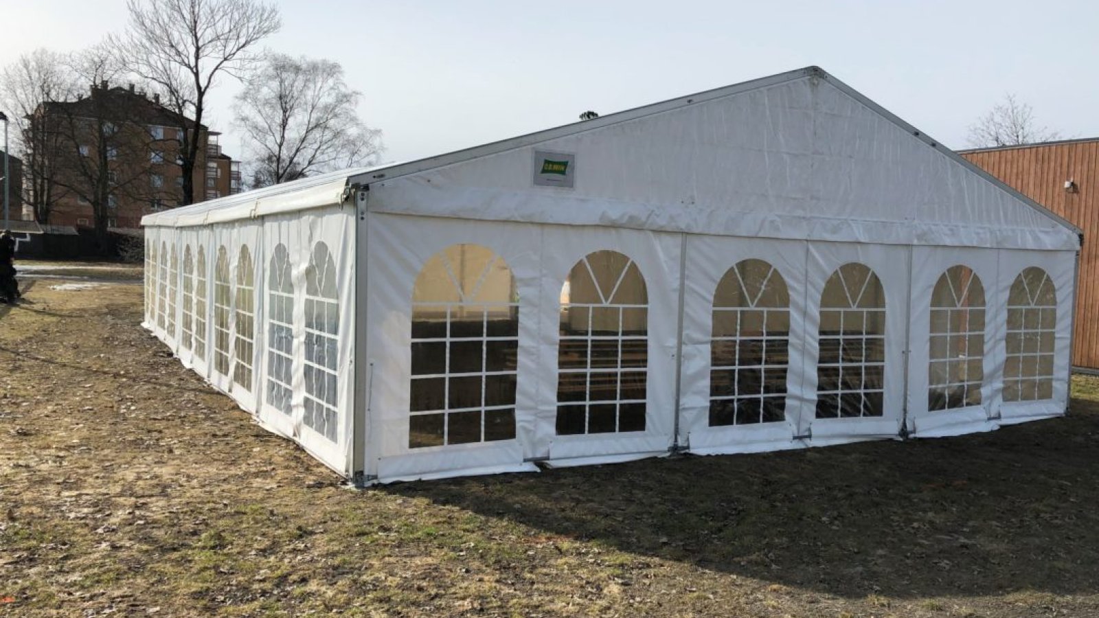 Teltet fra O.B.Wiik er nå satt opp ute på Vallefeltet. Foto: Vålerenga Fotball