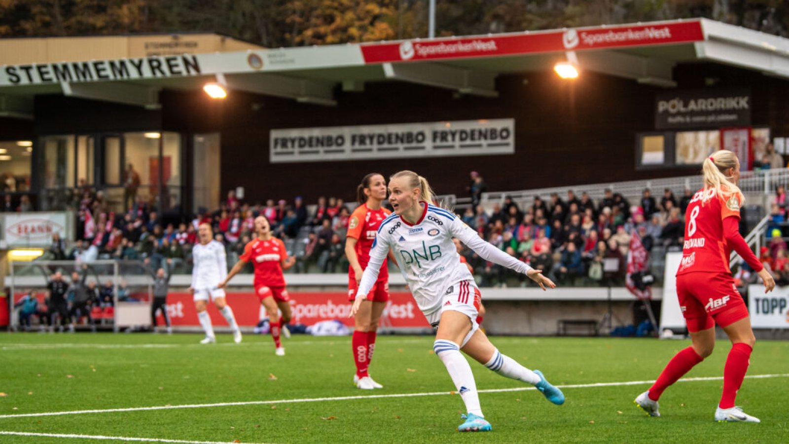 221030 Karina Sævik of Vålerenga celebrates after scoring the 1-1 goal during the Toppserien football match between Brann and Vålerenga on October 30, 2022 in Sandviken. Photo: Vegard Grøtt / BILDBYRÅN / kod VG / VG0372