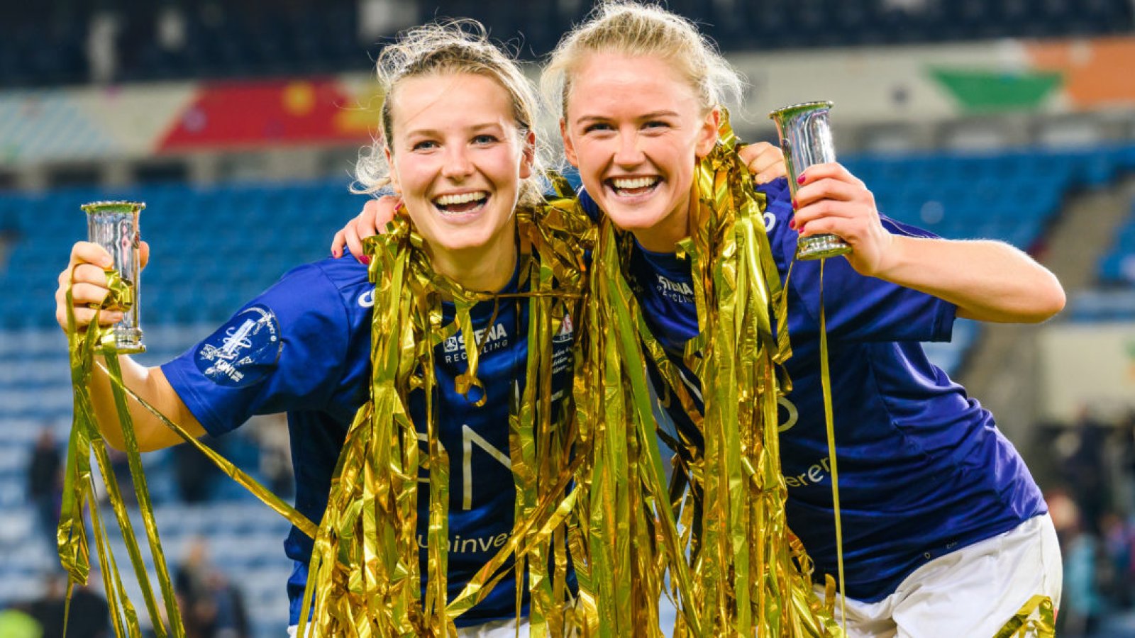 Rikke Marie Madsen, til venstre, har spilt sin siste kamp i blått. Her med Angete Nielsen. Foto: Morten Mitchell Larød / SPORTFOTO