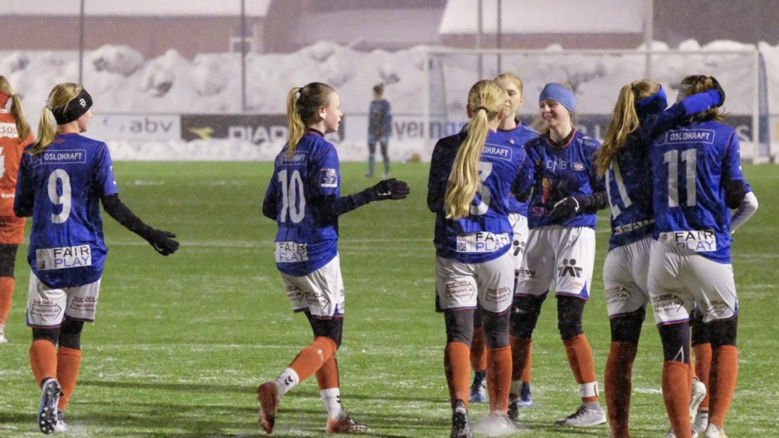 Glade jenter etter kampens første av i alt 14 scoringer. Foto: Morten Mitchell Larød.