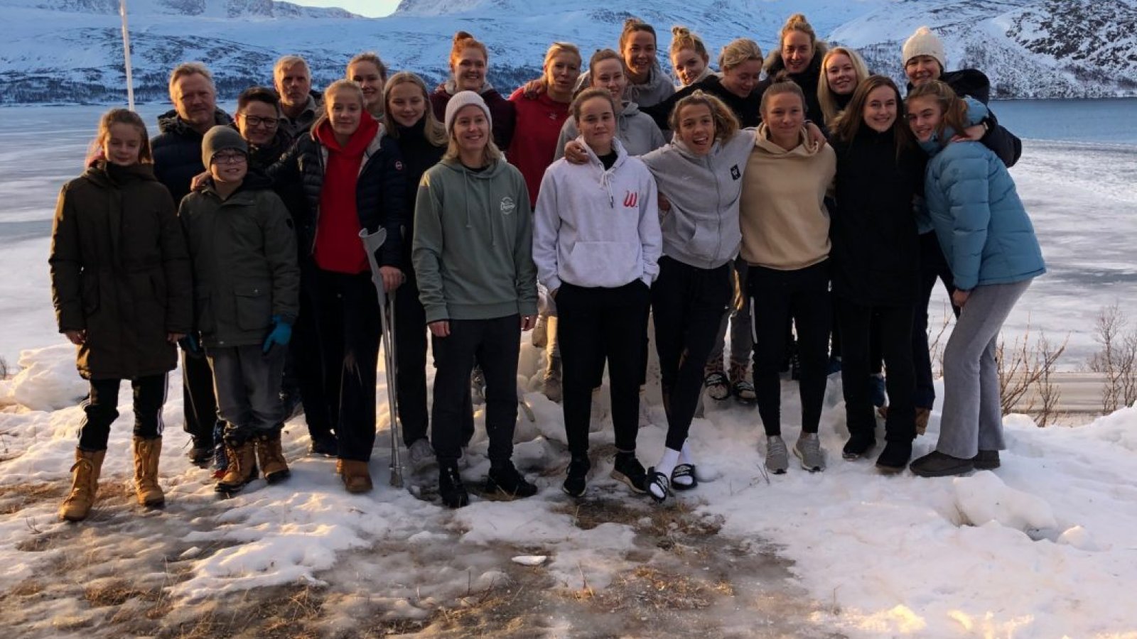 Spillere og støtteapparat på tur i fjellheimen. Foto: Vålerenga Fotball