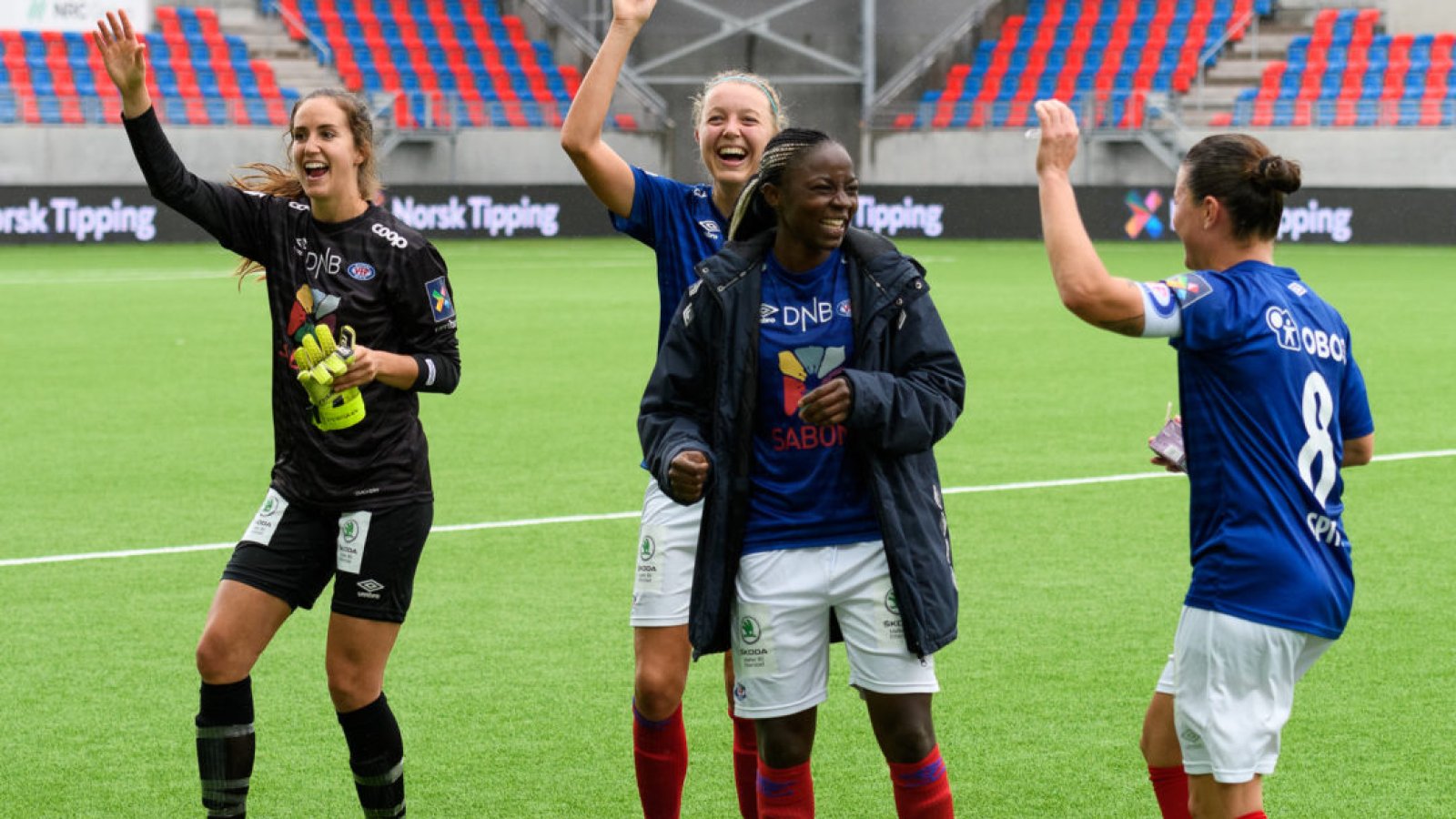 Dans og jubelscener for Vålerenga-jentene etter 4-0 seieren over Klepp. Foto: Sportfoto