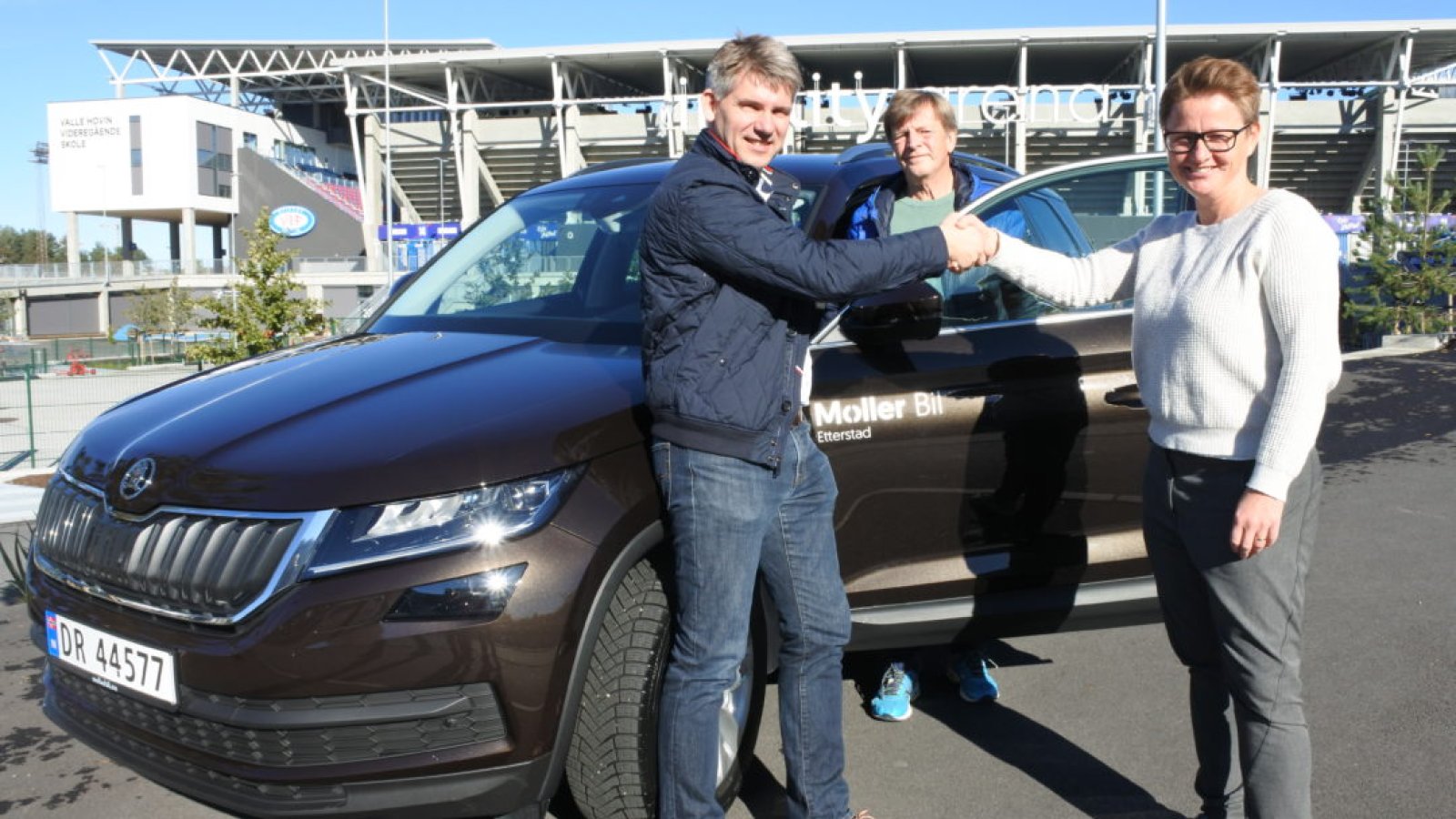 Møller Bil Etterstad Skoda har signert som samarbeidspartner! Boye Evensen-Lie, Monica Knudsen og Morten Grødahl gleder seg! Foto: Vålerenga Fotball