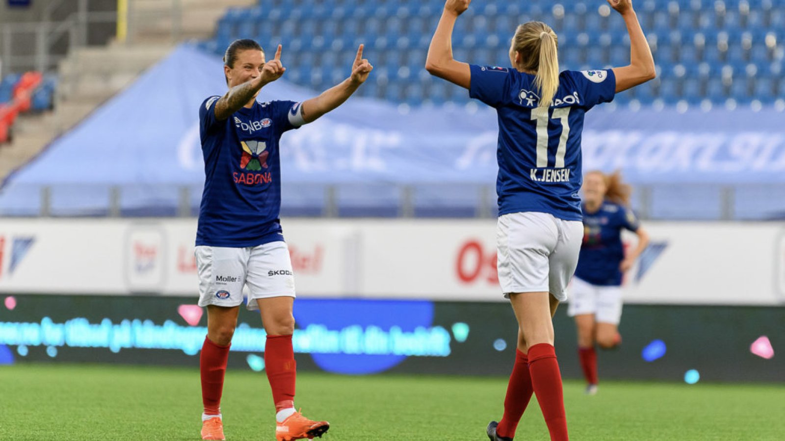Sherida Spitse og Synne Jensen jubler etter 1-0 scoringen. Foto: Sportfoto