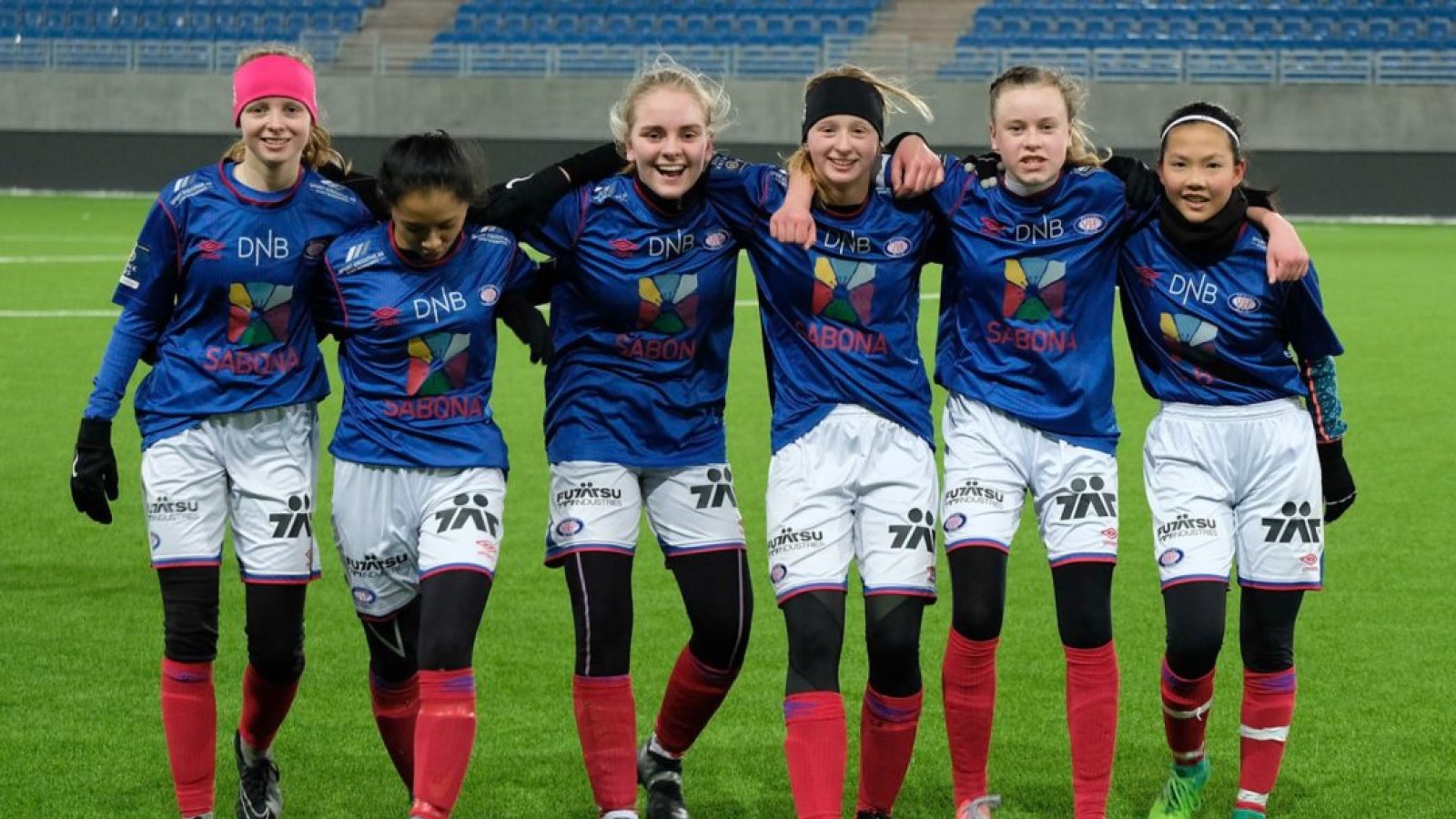 Glade jenter etter å ha sikret avansement i cupen. Foto: Morten Mitchell Larød