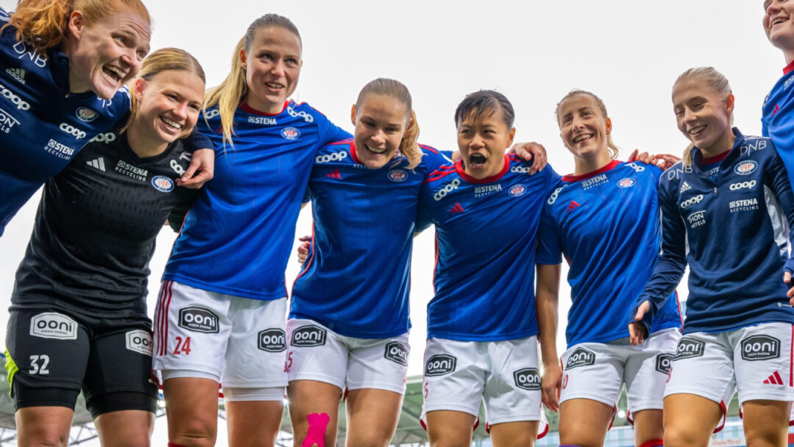 230415 Stine Ballisager Pedersen, goalkeeper Jalen Tompkins, Laura Guldbjerg Pedersen, Andrine Tomter, Ylinn Tennebø, Stine Brekken and players of Vålerenga gather in a circle ahead of the Toppserien football match between Vålerenga and Avaldsnes on April 15, 2023 in Oslo. Photo: Vegard Grøtt / BILDBYRÅN / kod VG / VG0438