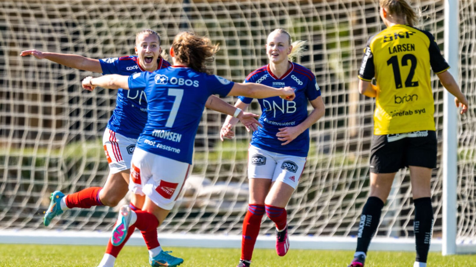 230202 Vålerengas Stine Nybø Brekken jublar efter 1-0 under träningsmatchen i fotboll mellan Vålerenga och Häcken den 2 februari 2023 i Estepona. Foto: Mathilda Ahlberg / BILDBYRÅN / kod MA / MA0394