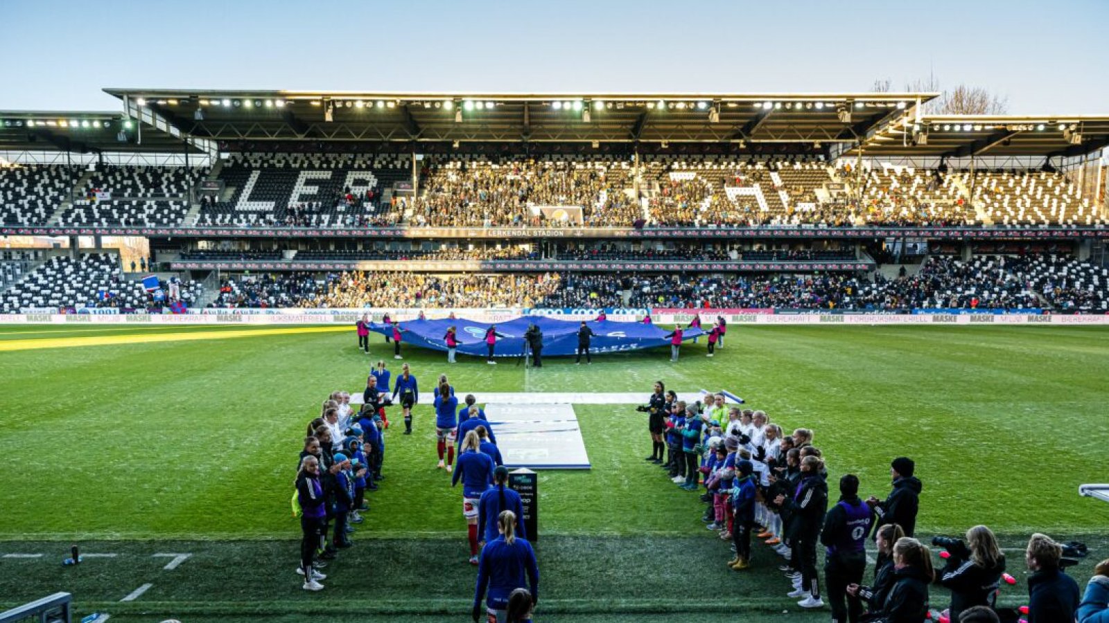 231118 Players of Rosenborg and Vålerenga ahead of the Toppserien football match between Rosenborg and Vålerenga on November 18, 2023 in Trondheim. Photo: Marius Simensen / BILDBYRÅN / Cop 238