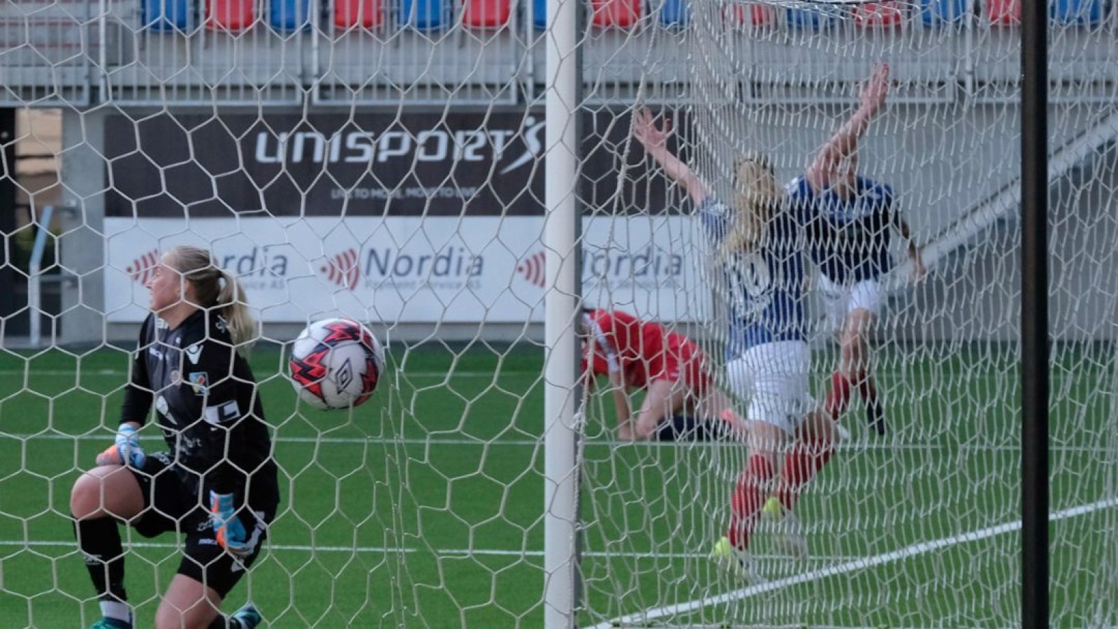 Ingrid Schjeldrupp setter inn det siste og avgjørende 3-2-målet. Foto: Morten Mitchell Larød