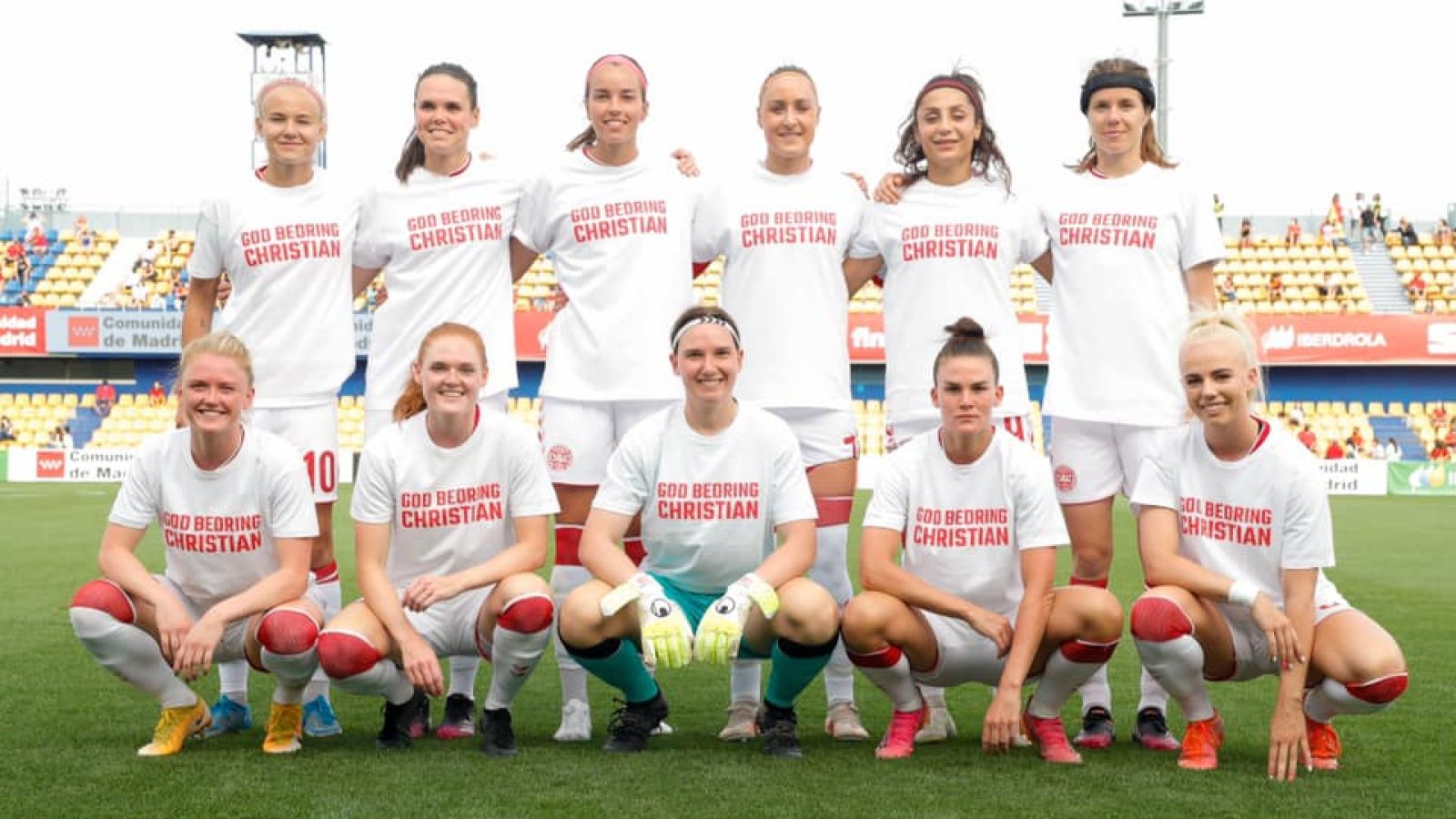 Det danske kvinnelandslaget med en støtteerklæring til Christian Eriksen. Foto: Kvindelandsholdet