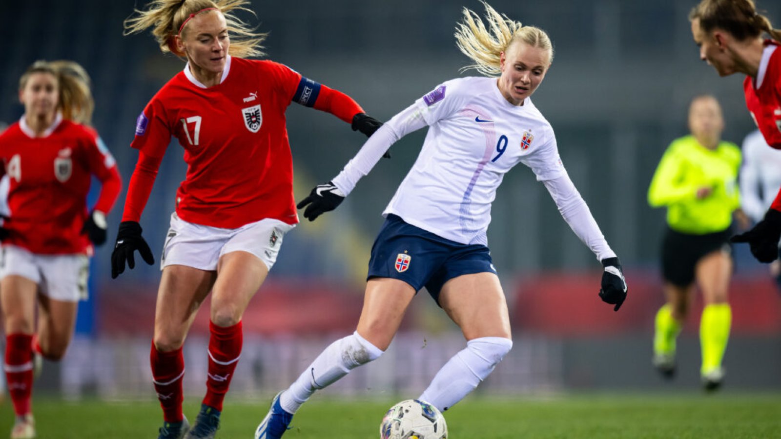 231205 Sarah Puntigam of Austria and Karina Sævik of Norway during the UEFA Women’s Nations League football match between Austria and Norway on December 5, 2023 in Sankt Pölten. Photo: Vegard Grøtt / BILDBYRÅN / kod VG / VG0568