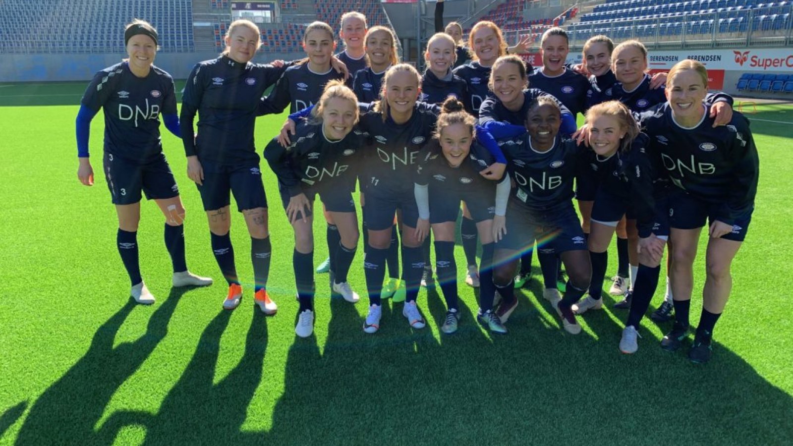 Smilende gjeng på den siste treninga før kampen. Foto: Vålerenga Fotball
