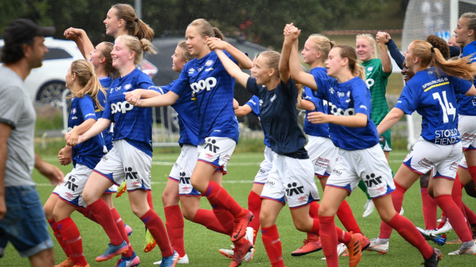 Glade jenter etter seieren i Norway Cups semifinale J17 Elite. Foto: Morten Mitchell Larød.