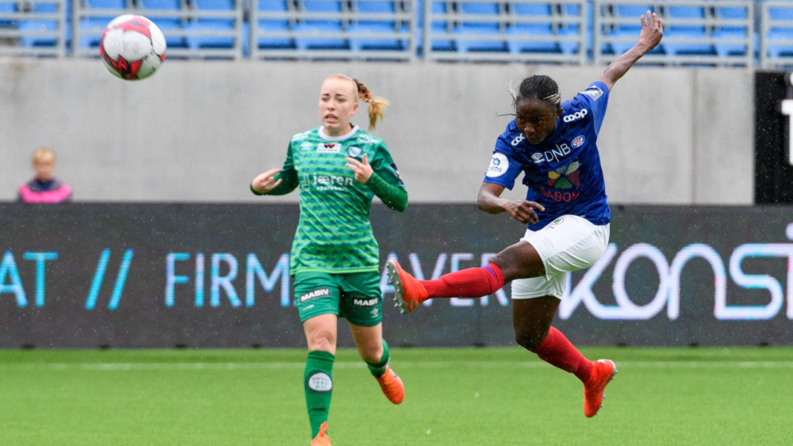 Ajara Njoya i aksjon mot Klepp i fjor. Den kampen endte 4-0. Foto: Morten Mitchell Larød / SPORTFOTO