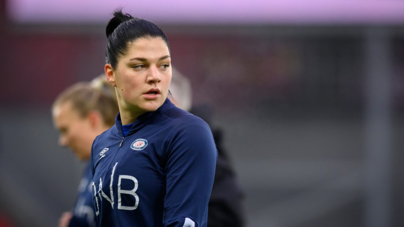 Dejana Stefanovic retter blikket mot søndagens kamp. Her fra fjorårets oppgjør. Foto: Morten Mitchell Larød / SPORTFOTO