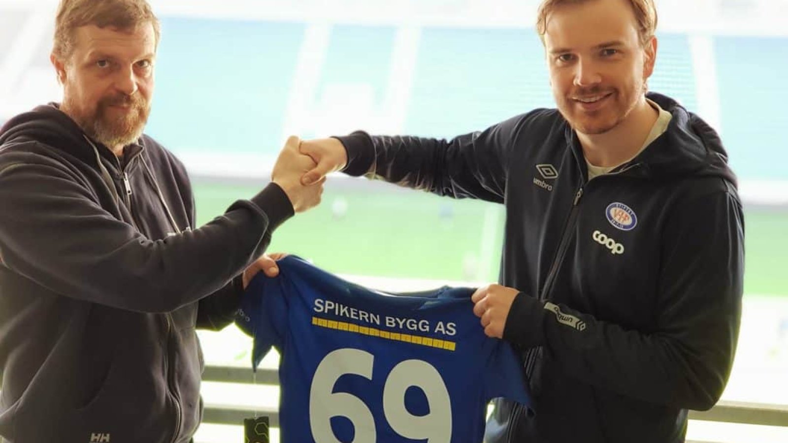 Markedsansvarlig i Spikern Bygg Jo Ryste og Jens August Dalsegg, markedsansvarlig i Vålerenga Fotball.
