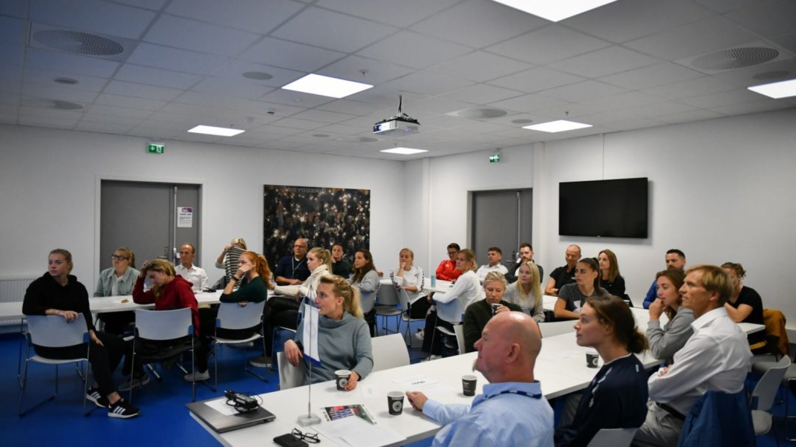 Spillere og partnere sammen under høsten første partnerlunsj. Foto: Morten M. Larød