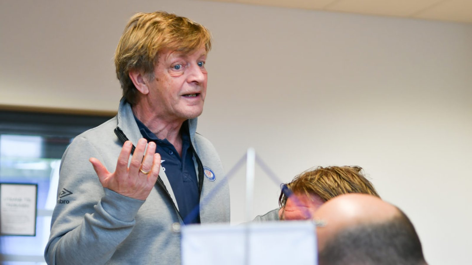 Daglig leder Morten Grødahl svarer på spørsmål om klubbens situasjon.. Foto: Morten M. Larød.