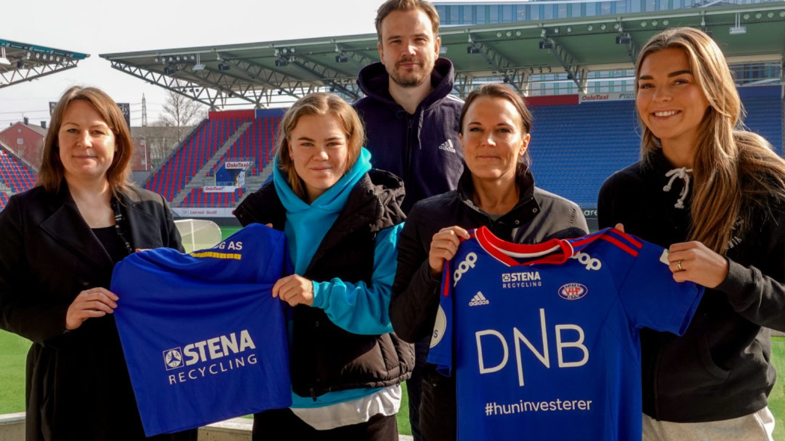 Foto: Vålerenga Fotball. Fra venstre: Lise Schive Henriksen (Stena Recycling), Olaug Tvedten, markedsansvarlig Jens August Dalsegg, Marianne Lund (Stena Recycling), Malin Sunde.