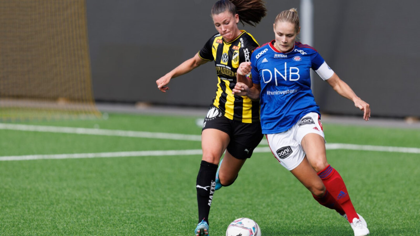 220730 Häckens Pauline Hammarlund och Vålerengas Andrine Tomter under fotbollsmatchen i träningsmatchen mellan Häcken och Vålerenga den 30 juli 2022 i Göteborg. Foto: Nicklas Elmrin / BILDBYRÅN / COP 206 / NE0136