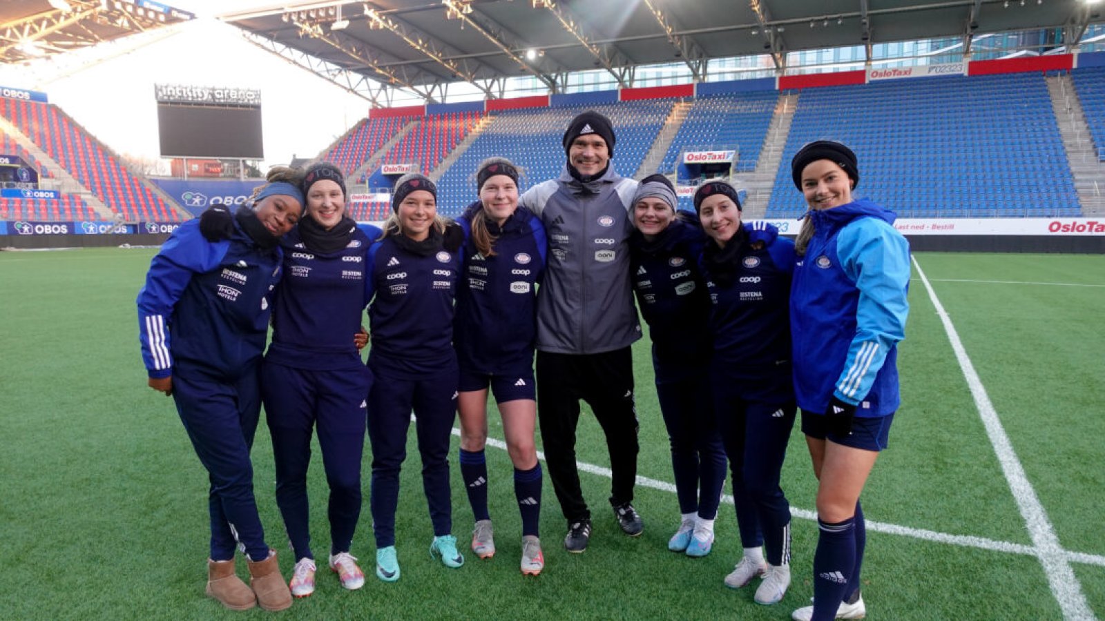 Flere av de yngste spillerne hadde på pannebånd med teksten "We love Tommy" under hans siste trening. Foto: Vålerenga Fotball