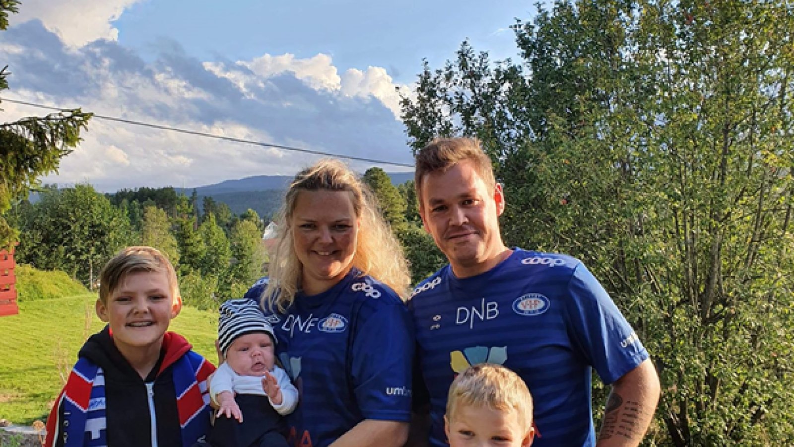 USYNLIGE SUPPORTERE II: Familien Thingvold Sveum hadde kledt seg opp for «hjemmekamp» med damelaget.