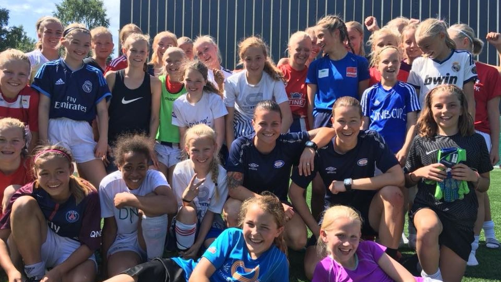 Sherida og Tinni besøkte Årvolls fotballskole forrige uke. Foto: Årvoll IL